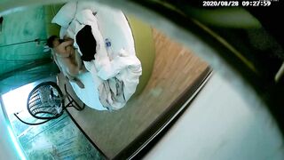情趣酒店大圆床360摄像头偷拍小哥开好房等漂亮女友彻夜难眠早上才等来女友激情做爱
