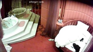 360监控偷拍小情侣在大浴池里一边洗澡一边干一直干到床上去了
