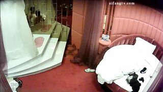360监控偷拍小情侣在大浴池里一边洗澡一边干一直干到床上去了