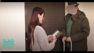 老公出差一周怀着身孕的贱货寂寞难耐用老公给的道具自慰觉得不过瘾换上情趣装勾引隔壁四眼小青年做爱国语对白