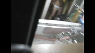 东莞工厂的小妹，宿舍一个人洗完澡出发擦身子，这奶子勾引我啊，站在窗外心里忐忑，紧张的手抖，还是想看！