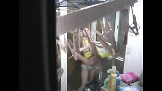 东莞工厂的小妹，宿舍一个人洗完澡出发擦身子，这奶子勾引我啊，站在窗外心里忐忑，紧张的手抖，还是想看！