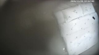 酒店摄像头偷拍小帅哥和如狼似虎之年的少妇开房偷情还一边聊家里的状况