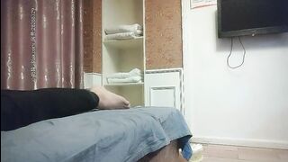 《骚飘飘专业搞鸡》1500元半夜足疗店撩少妇买钟到宾馆开房啪啪假鸡巴搞得人家喊疼