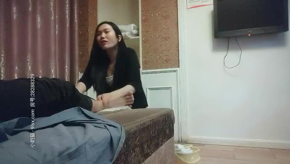 《骚飘飘专业搞鸡》1500元半夜足疗店撩少妇买钟到宾馆开房啪啪假鸡巴搞得人家喊疼