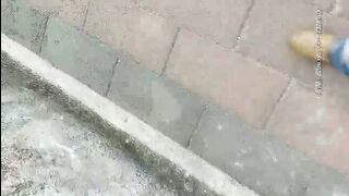 《按摩店小粉灯》站街女探花村长下午扫街路边按摩店200块搞了两个老板娘，白衣老板娘赚钱的同时很享受性爱表情销魂