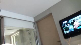 有钱老板展会上认识的高颜值性感美女嫩模约出来吃个饭开房嗨皮骚女说见到你后特别想做爱还说中午自摸了