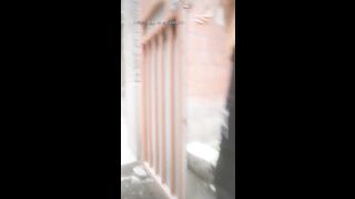 精力旺盛的小伙暗访站街女，嫖娼不带套一路寻鸡找个颜值不错的大姐激情啪啪，草完没过瘾换下一家接着干