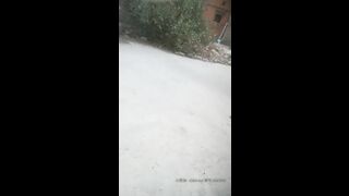 精力旺盛的小伙暗访站街女，嫖娼不带套一路寻鸡找个颜值不错的大姐激情啪啪，草完没过瘾换下一家接着干