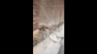 精力旺盛的小伙暗访站街女，嫖娼不带套一路寻鸡找个颜值不错的大姐激情啪啪，草完没过瘾换下一家接着干