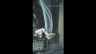精力旺盛的小伙暗访站街女，嫖娼不带套一路寻鸡找个颜值不错的大姐激情啪啪，草完没过瘾换下一家接着干