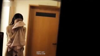 窗外偷窥邻居眼镜妹子洗香香