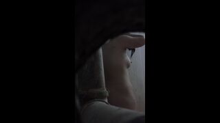 洞中偷窥楼下刚怀孕的小嫂子洗澡澡