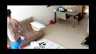 家庭摄像头破解偸拍恩爱小两口躺沙发上一起看黄片美娇妻受不了主动出击被纹身老公深喉爆操欲仙欲死叫声刺激
