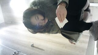 十二月最新流出国内厕拍大神潜入商场女厕全景偷拍眼镜妹仔细擦拭粘在逼毛的月经