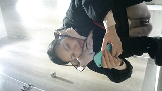 十二月最新流出国内厕拍大神潜入商场女厕全景偷拍眼镜妹仔细擦拭粘在逼毛的月经