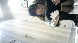 十二月最新流出国内厕拍大神潜入商场女厕全景偷拍眼镜妹仔细擦拭粘在逼毛的月经