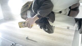 十二月最新流出国内厕拍大神潜入商场女厕全景偷拍眼镜妹仔细擦拭粘在逼毛的月经