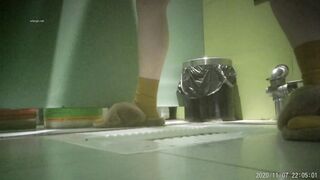 十二月最新流出国内厕拍大神潜入酒吧女厕偷拍各种夜店美女络绎不绝来尿尿毛毛鞋妹子尿很急2K高清版