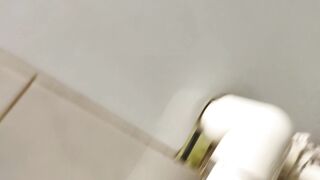 大神男扮女装到大学女浴室拍女生洗澡,拍的太入神被一女生把水洒到他身上,连忙跟他说对不起,大神不敢回话,一开口就要露馅了