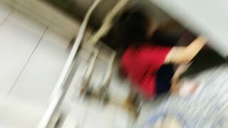 大神男扮女装到大学女浴室拍女生洗澡,拍的太入神被一女生把水洒到他身上,连忙跟他说对不起,大神不敢回话,一开口就要露馅了