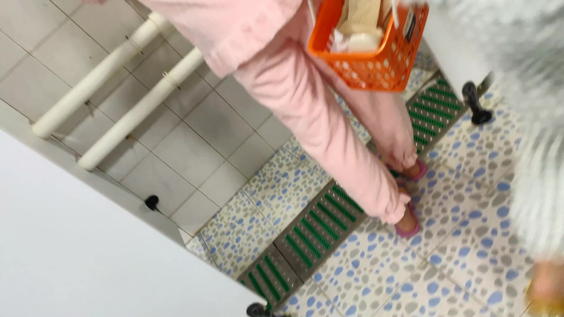 大神男扮女装到大学女浴室拍女生洗澡,拍的太入神被一女生把水洒到他身上,连忙跟他说对不起,大神不敢回话,一开口就要露馅了
