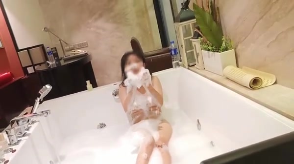 可爱少女与35岁大叔 浴缸玩耍，‘’骚奶子，舔叔叔的脚脚，揉奶子给我看‘’ ‘我不骚’调教的小母狗好听话！