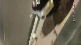 扶贫站街女胖表弟路边按摩店假装看AV套路偷拍长得像刘璇的少妇美女一边服务一边谈论AV对白有趣