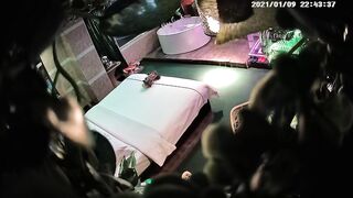 豪华浴缸绿叶房新视角偷拍胖叔搞嫩妹开始很抗拒软硬兼施终于把妹子给上了