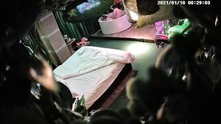 豪华浴缸绿叶房新视角偷拍胖叔搞嫩妹开始很抗拒软硬兼施终于把妹子给上了