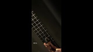 爬窗偷窥隔壁小嫩妹洗香香