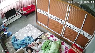黑客破解家庭网络摄像头偷拍分床睡的夫妻，媳妇偷偷走到老公床边被拉过了按倒床上干炮