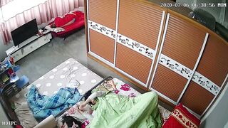 黑客破解家庭网络摄像头偷拍分床睡的夫妻，媳妇偷偷走到老公床边被拉过了按倒床上干炮