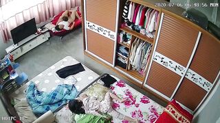 黑客破解家庭网络摄像头偷拍分床睡的夫妻，媳妇偷偷走到老公床边被拉过了按倒床上干炮