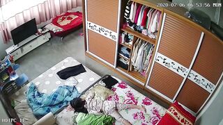 黑客破解家庭网络摄像头偷拍分床睡的夫妻，媳妇偷偷走到老公床边被拉过了按倒床上干炮