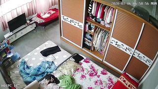 黑客破解家庭网络摄像头偷拍分床睡的夫妻，媳妇偷偷走到老公床边被拉过了按倒床上干炮