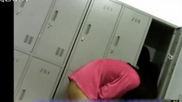邮电大学女生澡堂雇人进去拍的 真实内部场景 都是年轻妹纸第二部
