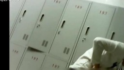 邮电大学女生澡堂雇人进去拍的 真实内部场景 都是年轻妹纸第二部