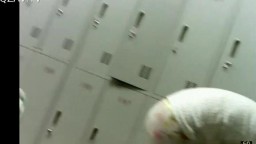 邮电大学女生澡堂雇人进去拍的 真实内部场景 都是年轻妹纸第二部