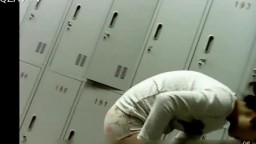 邮电大学女生澡堂雇人进去拍的 真实内部场景 都是年轻妹纸第二部