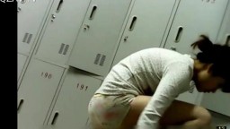 邮电大学女生澡堂雇人进去拍的 真实内部场景 都是年轻妹纸第二部