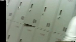 邮电大学女生澡堂雇人进去拍的 真实内部场景 都是年轻妹纸第二部