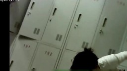 邮电大学女生澡堂雇人进去拍的 真实内部场景 都是年轻妹纸第二部