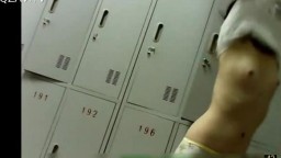 邮电大学女生澡堂雇人进去拍的 真实内部场景 都是年轻妹纸第二部