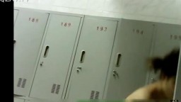 邮电大学女生澡堂雇人进去拍的 真实内部场景 都是年轻妹纸第二部
