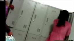 邮电大学女生澡堂雇人进去拍的 真实内部场景 都是年轻妹纸第二部