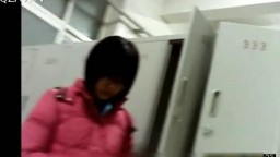 邮电大学女生澡堂雇人进去拍的 真实内部场景 都是年轻妹纸第二部