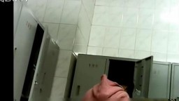 邮电大学女生澡堂雇人进去拍的 真实内部场景 都是年轻妹纸第二部