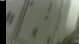 邮电大学女生澡堂雇人进去拍的 真实内部场景 都是年轻妹纸第二部