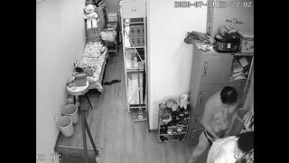黑客破解网络摄像头偷拍单位值班女医生和领导在医务室偷情被扒下内裤趴在椅子上后入